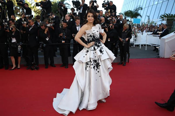 68 kenes international film festival,sonam kapoor,aishwaryarai  కేన్స్ లో అలరిస్తున్న భామలు..!